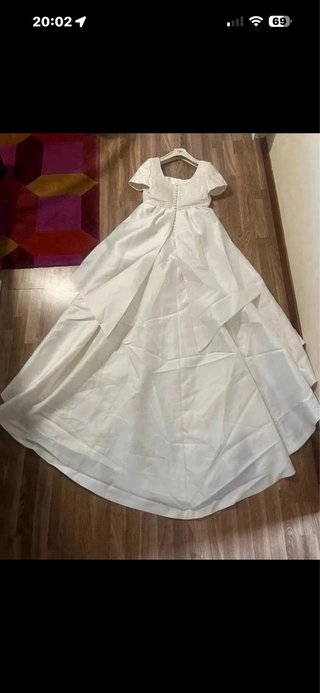 Vestido de novia con can-can y corona