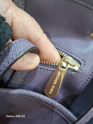Bolso Michael Kors Morado y Dorado