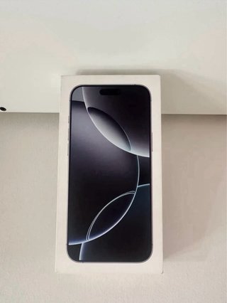 iPhone 16 Pro Titanio Nero, come nuovo + AirPods.
