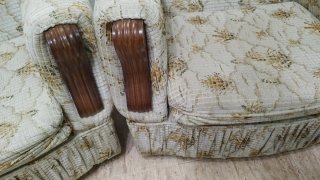 Dos sofás de tela y madera 50 euros