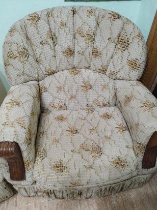 Dos sofás de tela y madera 50 euros