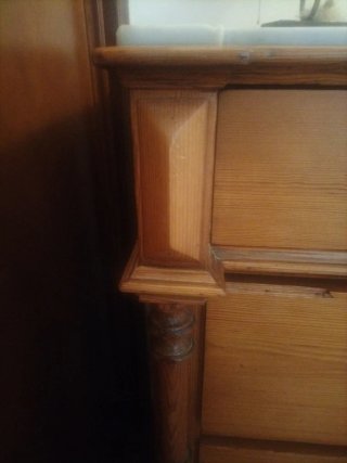 Cómoda antigua de madera y mármol