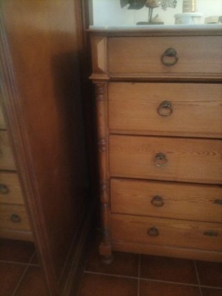 Cómoda antigua de madera y mármol