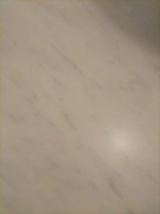 Cómoda antigua de madera y mármol