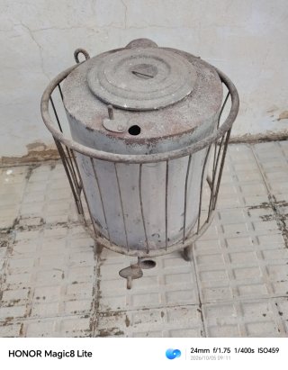 Estufa de leña metálica