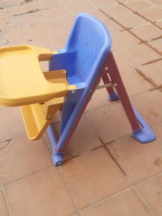 Silla de bebé azul y amarilla