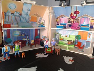 Casa Playmobil con figuras y accesorios