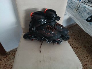 Patines en línea negros y naranjas