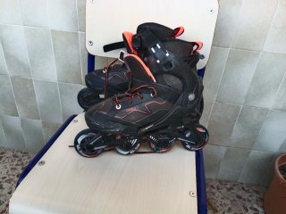Patines en línea negros y naranjas