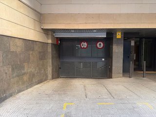 Garaje en venta en Sants en Barcelona
