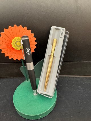Set di 2 penne: Parker dorata e penna Intel