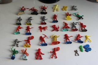 LOTTO DI 28 SOLDATINI IN PLASTICA COWBOY INDIANI G
