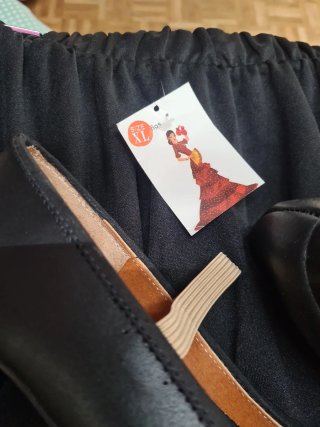 Falda de baile y zapatos negros talla 39