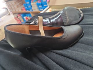 Falda de baile y zapatos negros talla 39
