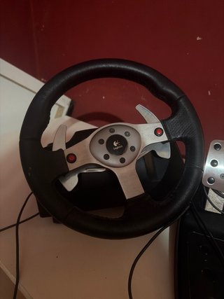 Volante y pedales Logitech