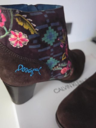 Botas Desigual Marrones con Flores