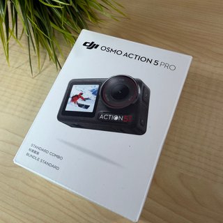 DJI Osmo Action 5 Pro con caja y accesorios
