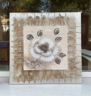 Cuadro floral con relieve y detalles plateados
