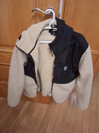 Cazadora borreguito Pull&Bear beige y negra T. L