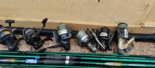 Lote de 2 cañas de pescar con carretes