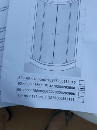 Se vede una mapara  de dush  la color blanca