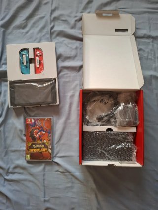 Nintendo Switch con juego Pokémon Escarlata