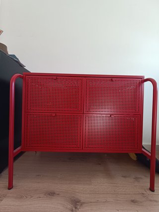 Cajonera metálica roja estilo industrial