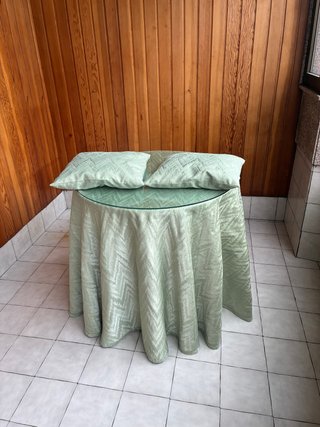 Mesa redonda con cristal y mantel