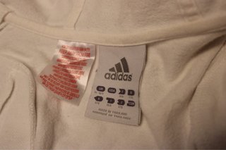 Chaqueta adidas Blanca con Detalles Dorados