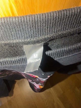 Sudadera Negra con Estampado