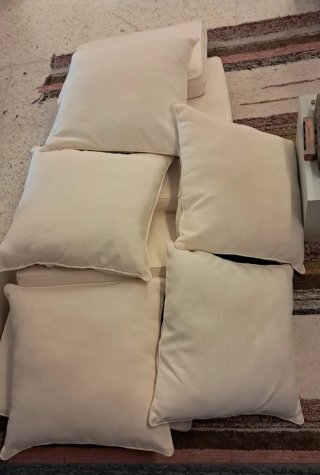 Cojines y respaldo beige de tela