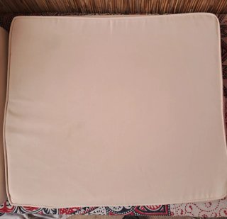 Cojines y respaldo beige de tela