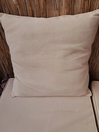 Cojines y respaldo beige de tela
