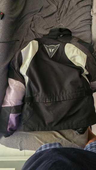 Chaqueta no con membrana ,es de gore-tex talla L