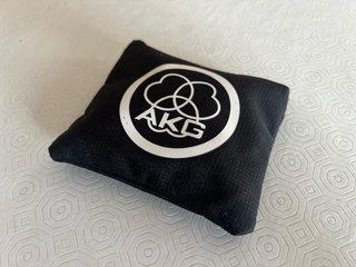 Micrófono de corbata AKG con conector XLR.