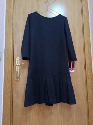 Vestido negro con tablas