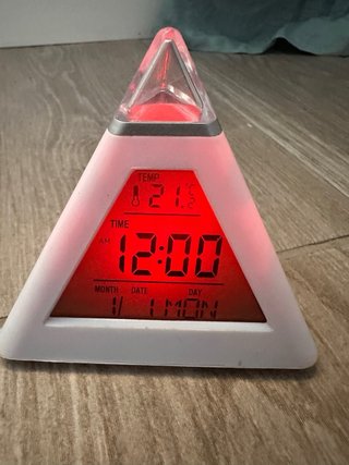 Reloj Despertador Digital Pirámide