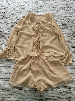 Conjunto de Blusa con Volantes y Pantalón Corto