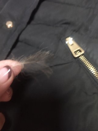 Abrigo acolchado con capucha de pelo