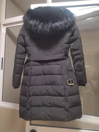Abrigo acolchado con capucha de pelo