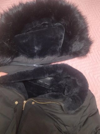 Abrigo acolchado con capucha de pelo