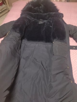 Abrigo acolchado con capucha de pelo