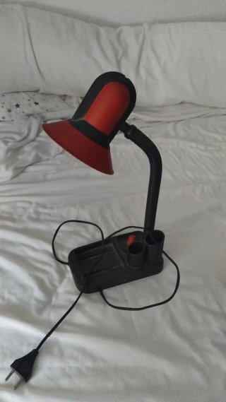 Flexo de escritorio rojo y negro