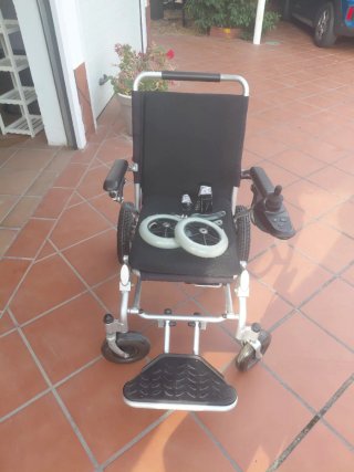 Silla eléctrica con dos ruedas de recambio y un so