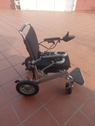 Silla eléctrica con dos ruedas de recambio y un so