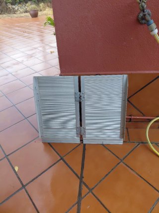 Silla eléctrica con dos ruedas de recambio y un so