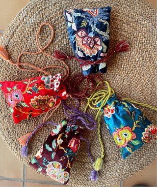 Bolso de Terciopelo Azul con Bordado Floral