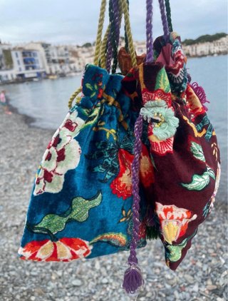 Bolso de Terciopelo Azul con Bordado Floral