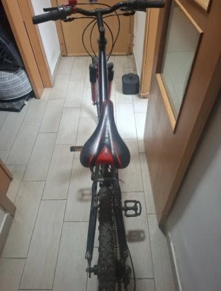 Bicicleta de Montaña Negra y Roja