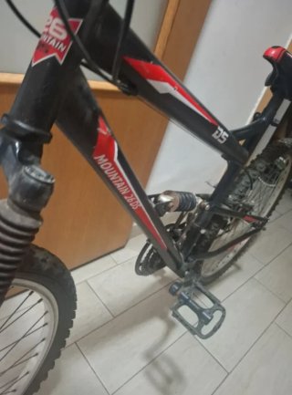 Bicicleta de Montaña Negra y Roja